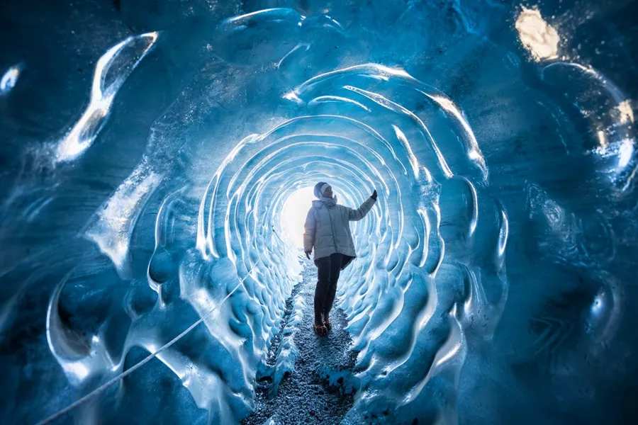 inside-katla-ice-cave-kotlujokull-outlet-glacier